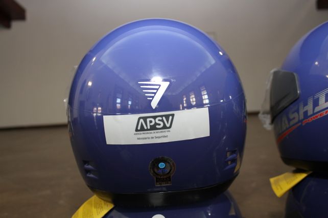Entregan cascos a jóvenes que obtengan por primera vez su licencia como motociclistas