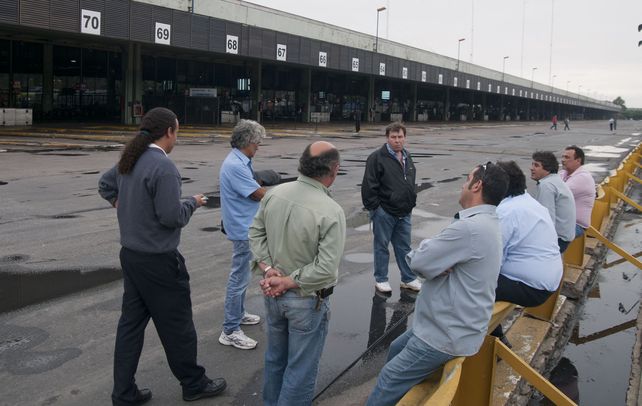 Parados. Un grupo de conductores dialoga durante la medida de fuerza de ayer en la desierta terminal de Retiro.