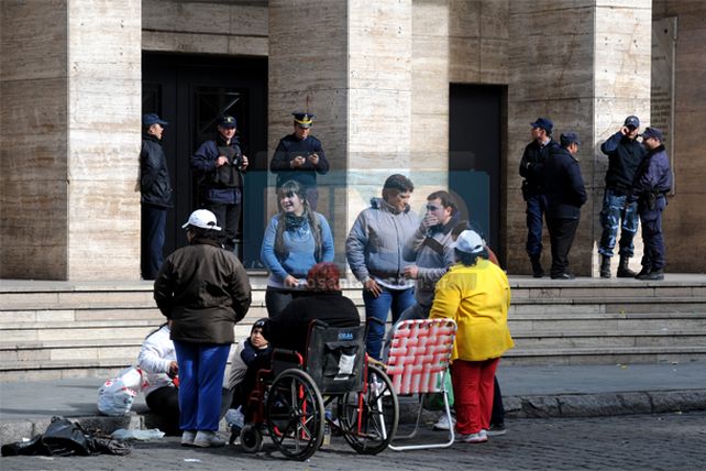 La CCC realizó una protesta frente a la Municipalidad con un acampe