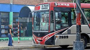 Duras críticas al transporte y el bacheo en barrio El Pozo: exigen que el municipio intime a las empresas de colectivos