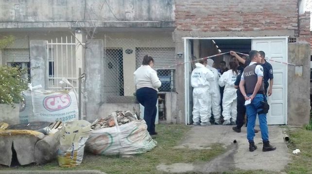 El agresor intentó incendiar el taller donde se había refugiado pero lo rescataron los bomberos.