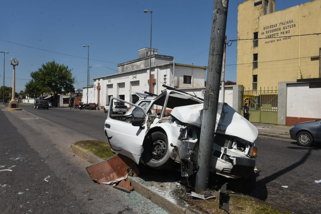 El Fiat 147 qued&oacute; totalmente destruido al impactar contra la columna.