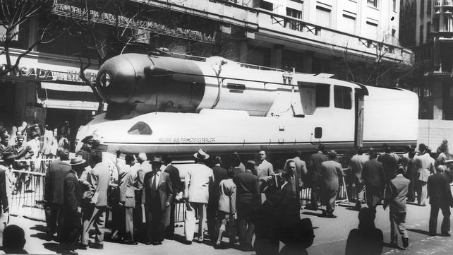 Exhibición de la locomotora Argentina frente al Obelisco