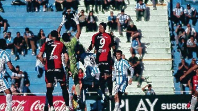 La apuesta de jugar con dos referentes de área no fue positiva.