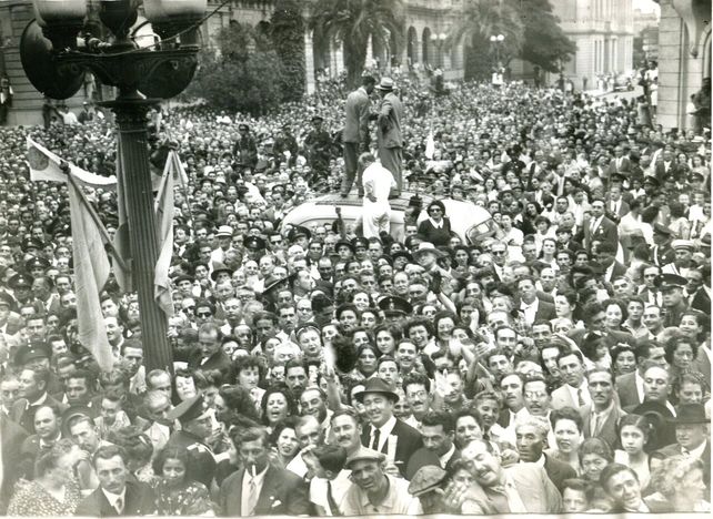 Multitud en la Plaza San Martín, enero 1947, primer viaje del matrimonio presidencial a Rosario.