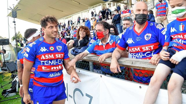 El ex-Estudiantes es saludado por los hinchas del Rovigo luego de avanzar a la final. “Acá aman el rugby”