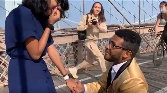 El viral del momento: propuesta de matrimonio (blooper incluido) en el puente de Brooklyn
