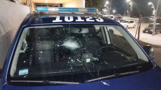 Familiares y vecinos de los jóvenes baleados por el policía reaccionaron violentamente y apedrearon los móviles policiales que arribaron al lugar.&nbsp; 