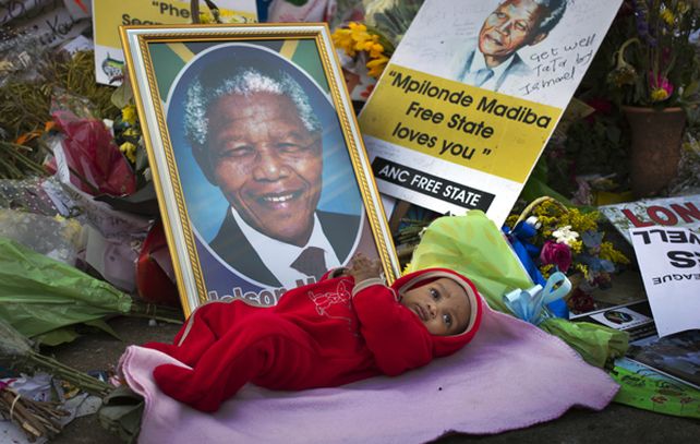 Muestras de afecto hacia Mandela frente al hospital de Pretoria donde se encuentra internado.