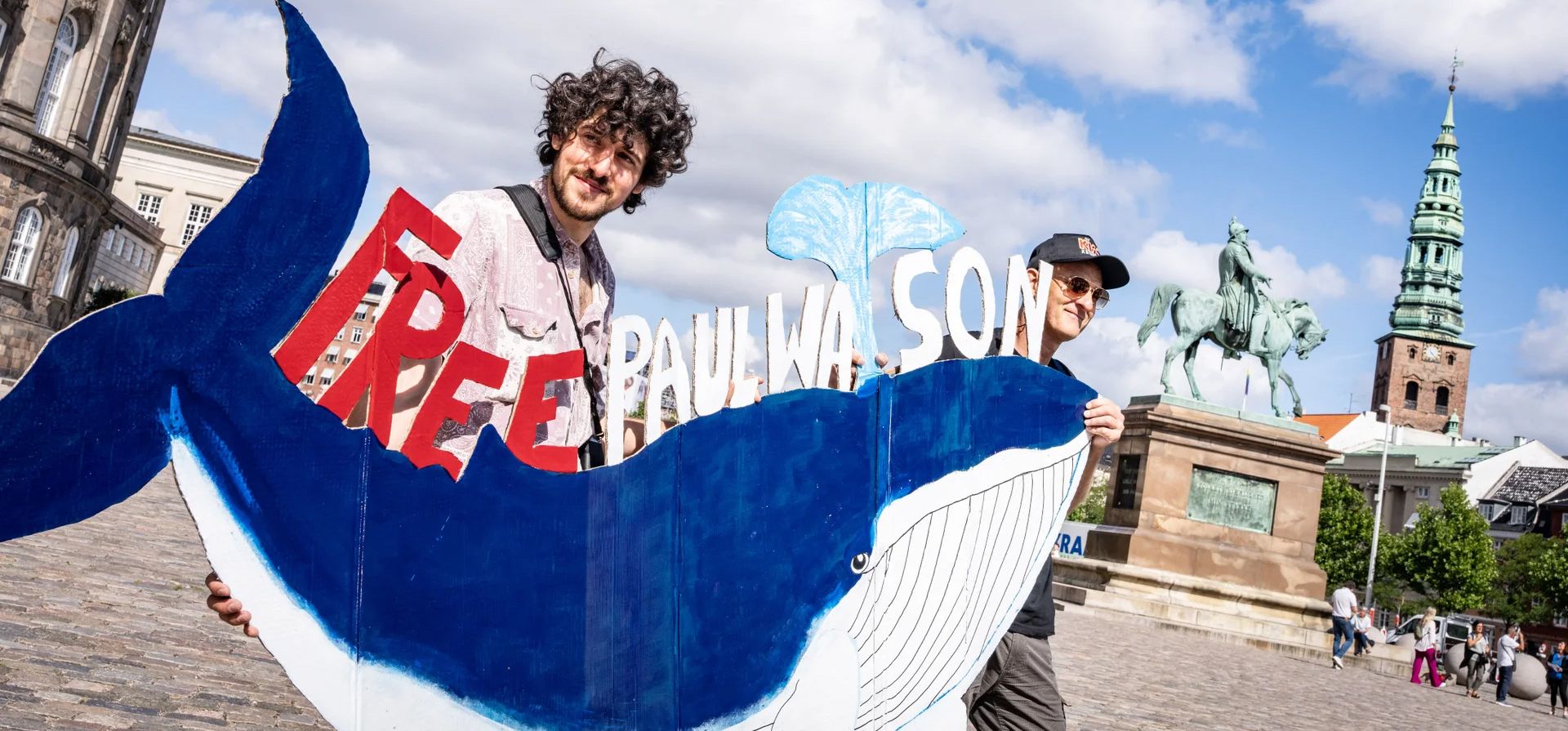 Los partidarios de Sea Shepherd piden la liberación del fundador del grupo ecologista, Paul Watson. El hombre de 73 años fue arrestado el mes pasado cuando el barco John Paul DeJoria atracó en Nuuk, Groenlandia, para repostar, Copenhague, Dinamarca. Fotografía: Emil Nicolai Helms/Ritzau Scanpix/AFP/Getty Images Los partidarios de Sea Shepherd piden la liberación del fundador del grupo ecologista, Paul Watson. El hombre de 73 años fue arrestado el mes pasado cuando el barco John Paul DeJoria atracó en Nuuk, Groenlandia, para repostar, Copenhague, Dinamarca. Fotografía: Emil Nicolai Helms/Ritzau Scanpix/AFP/Getty Images