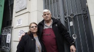 Un jubilado del Ejército en Rosario se encadenó en la obra social: Está en juego la salud de mi señora