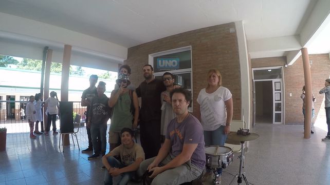 La vicerrectora junto a los estudiantes y músicos del Taller de Arte Urbano. Foto UNO.&nbsp;