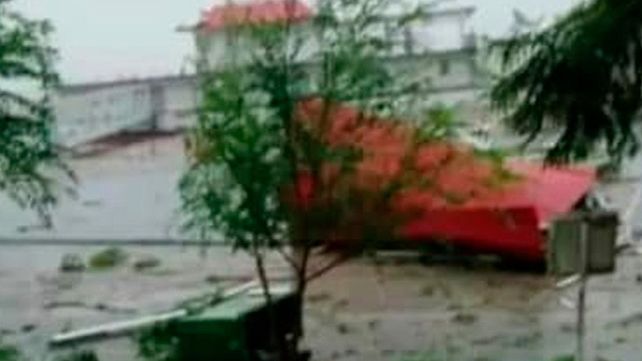 el viento voló el techo del emblemático muelle flotante donde funciona un comedor y provocó la caída de árboles y postes de cableado.