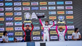 Pernía celebra, flanqueado por Santero y Marques. El campeón inició con todo el año del TC2000.