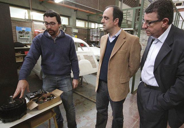 Ingenieros y estudiantes de la Universidad Tecnológica construyen un barco solar para el turismo