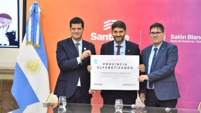 Maximiliano Pullaro y el Ministro de Educación José Goity recibieron un diploma que valora los avances de la provincia en el proceso de alfabetización