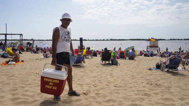 Los rosarinos aprovecharon el feriado para disfrutar del sol y el río
