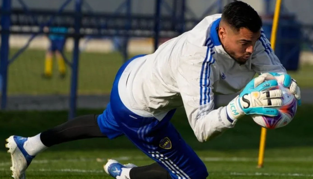 El arquero Sergio Romero se lesionó la rodilla y no podrá debutar en Boca