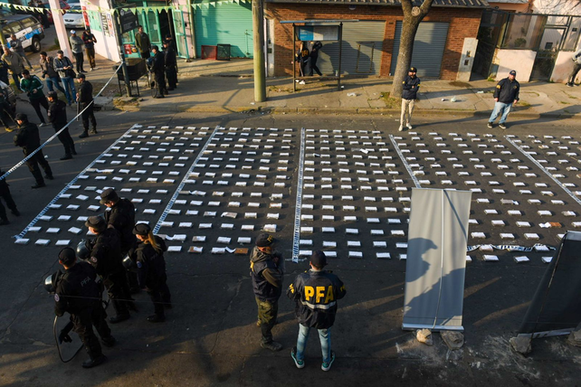 La droga secuestrada en un galpón de Génova al 2400 exhibida en plena calle. Los investigadores sospechan que iba a los Emiratos Arabes Unidos.