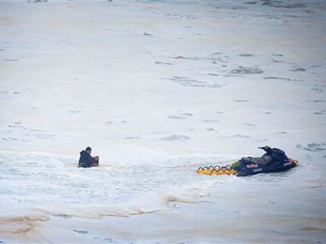 Fotos imponentes: Burle surfeó una ola de 30 metros