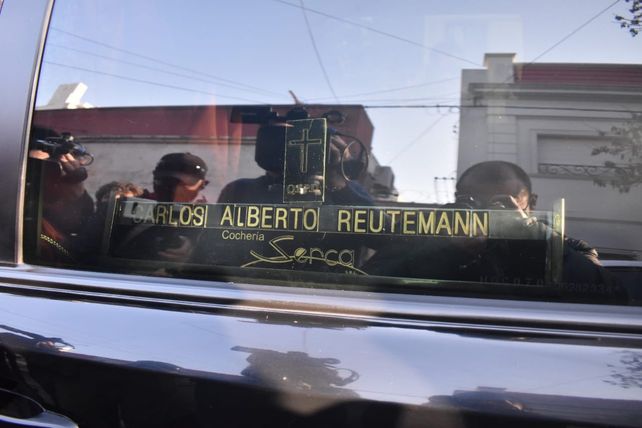 Los restos del senador nacional Carlos Reutemann llegan al cementerio privado de Santa Fe.