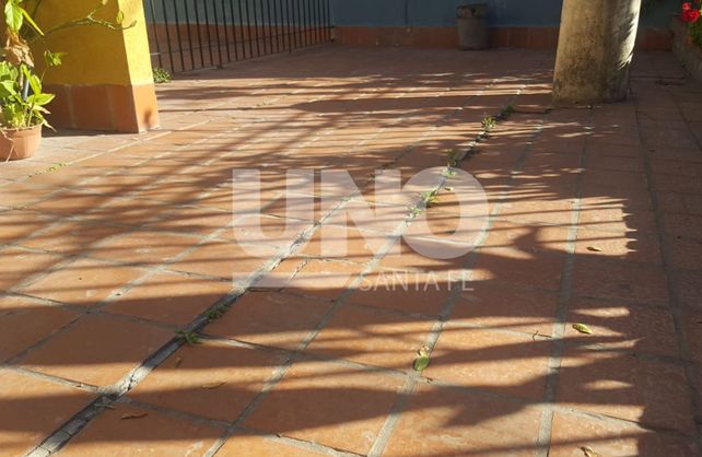 Grietas y fisuras . Son las que se observan en el patio interno de la vecinal Mariano Comas