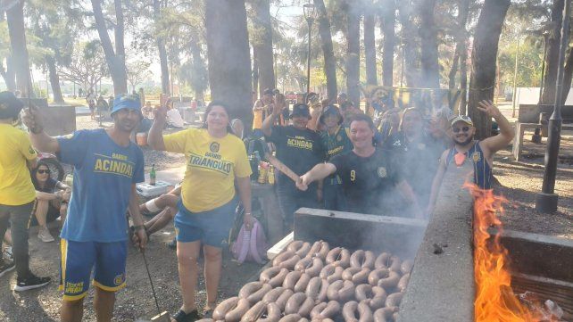 Hinchas de Rosario Central se reunieron el sábado 26 de septiembre de 2026 en un parque de Santiago del Estero, antes de la disputa de la Supercopa Internacional con Estudiantes de La Plata.