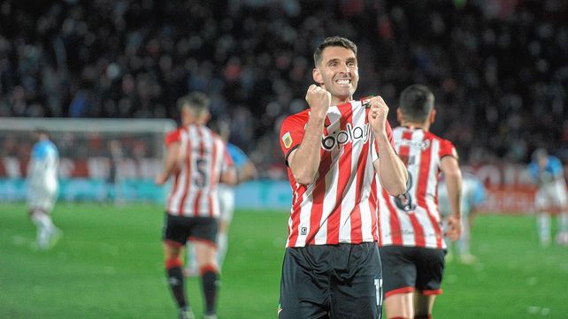 Mauro Boselli festeja el gol del triunfo para Estudiantes ante Racing.