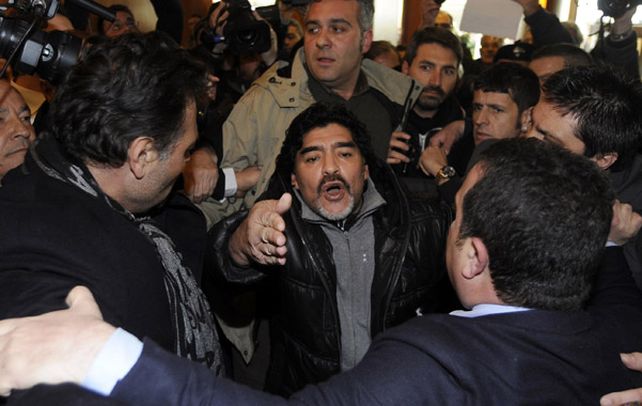 Idolo total. El Diez llegó al aeropuerto de Fuimicino y fue mimado con cánticos y banderas por los tifosi de Napoli.