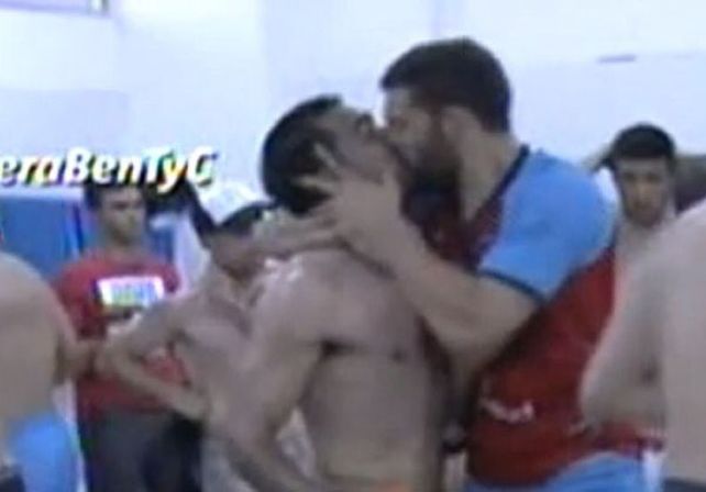 Como Diego y Cani. Víctor Soto y Alejandro Quintana celebran el campeonato emulando a Maradona y Caniggia.