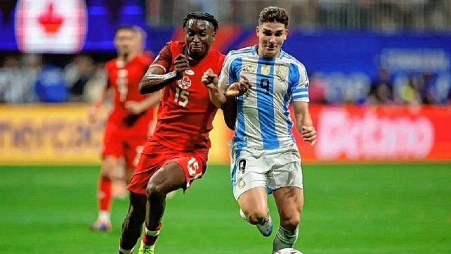 Julián Álvarez está en la mira del Barcelona.