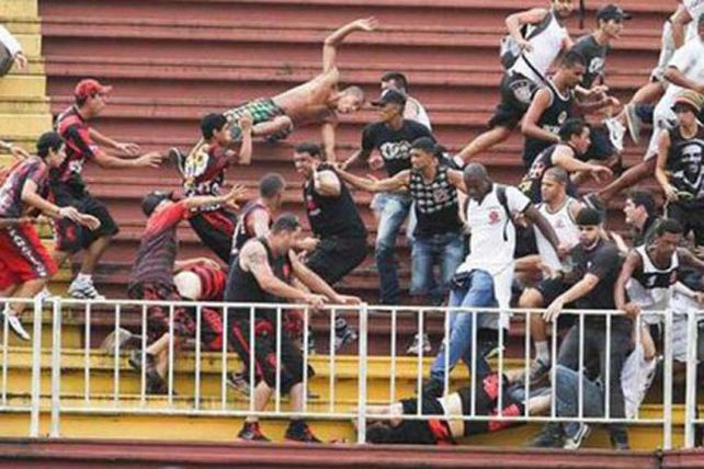 Violencia en el fútbol: una pelea entre hinchas en Brasil terminó con un barra muerto