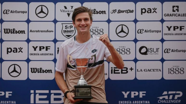Luciano Ambrogi posa con el trofeo del Challenger de Tucumán, jugado sobre polvo de ladrillo