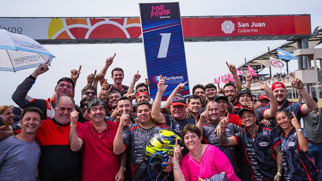 Todo el equipo Ale Bucci Racing festeja una nueva consagración en la Clase 2 del TN.
