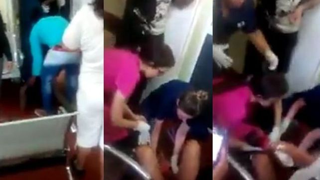 La hicieron esperar y dio a luz en el piso de la guardia del Hospital