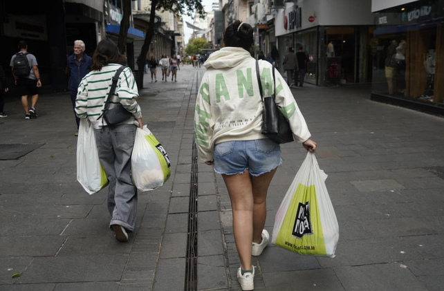 Los rosarinos y rosarinas aprovechan las ofertas del local de ropa para comprar en cantidad