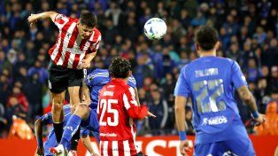 Guido Carrillo se eleva en un ataque de Estudiantes en Chile. El Pincha enfrentará a Central el sábado.