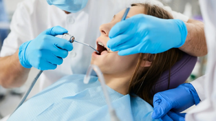 Se tragó perno y corona en el dentista y la salvó un agente de Protección Civil