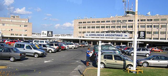Comienzan a normalizarse los vuelos de Aerol&iacute;neas tras la protesta por agresiones