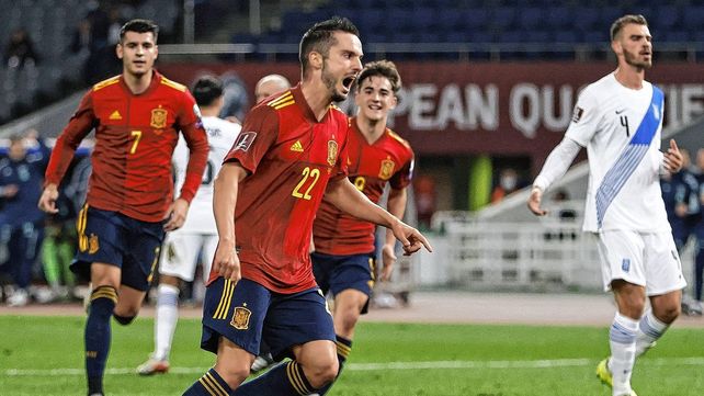 España doblegó a Grecia como visitante 1-0 y pasó a liderar su grupo en Europa. 
