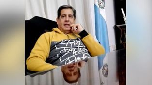 Intendente solo y hambriento invita chicas a su despacho