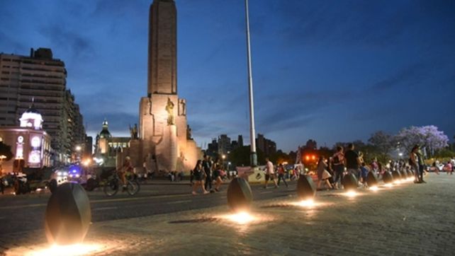 nueva impronta. Las nuevas luces evocan la llama del soldado desconocido (llama votiva).