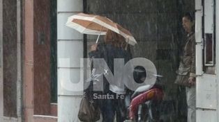 La ciudad amaneció con lluvias y se esperan tormentas para la noche