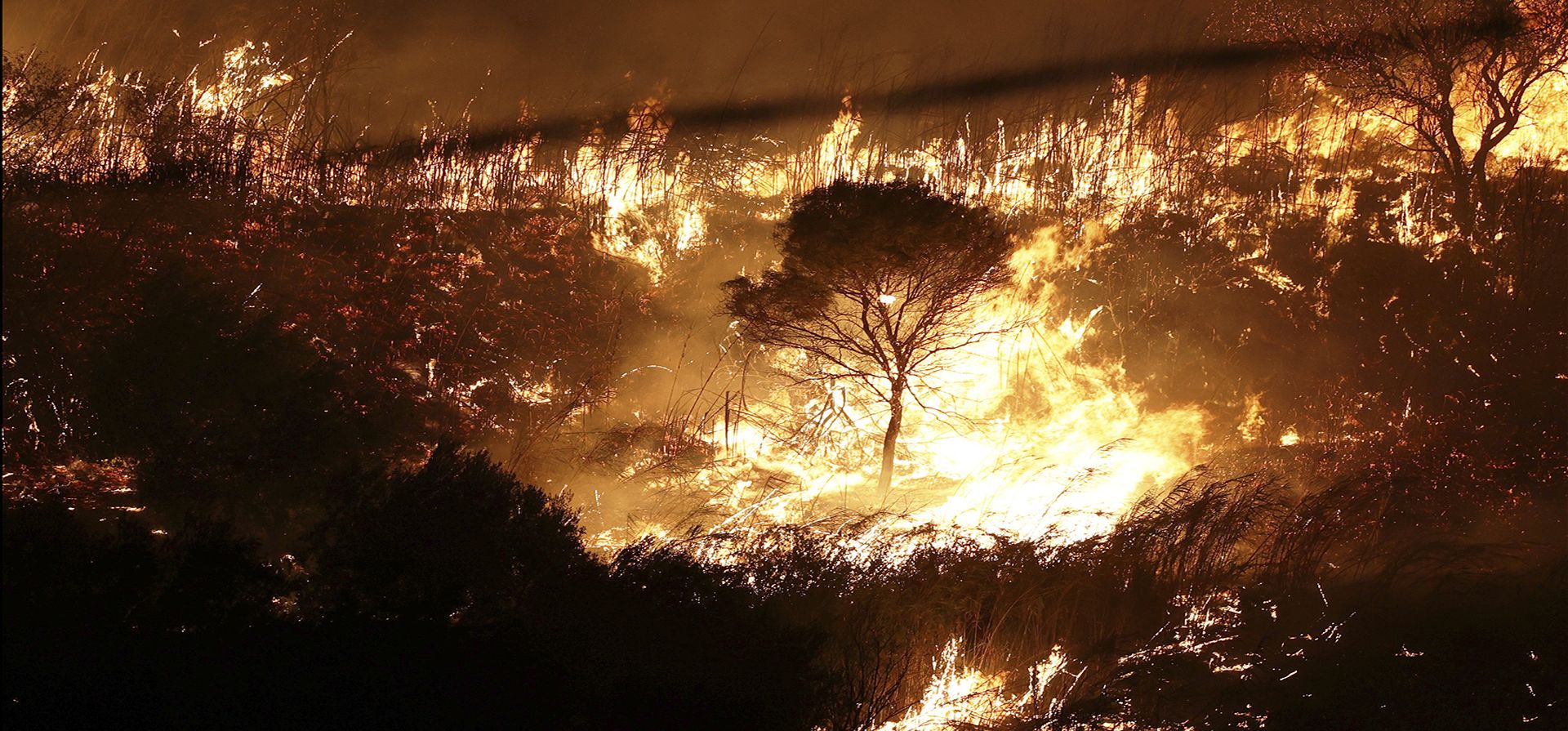 Un incendio arde cerca de las ciudades de Alcamo y Partinico, en el oeste de Sicilia, Italia, el domingo 27 de agosto de 2023 por la noche. La intensidad de los incendios y la densidad del humo obligaron a las autoridades a cerrar el cercano aeropuerto de Trapani, informaron los medios italianos. (Alberto Lo Bianco/LaPresse vía AP) Un incendio arde cerca de las ciudades de Alcamo y Partinico, en el oeste de Sicilia, Italia, el domingo 27 de agosto de 2023 por la noche. La intensidad de los incendios y la densidad del humo obligaron a las autoridades a cerrar el cercano aeropuerto de Trapani, informaron los medios italianos. (Alberto Lo Bianco/LaPresse vía AP)