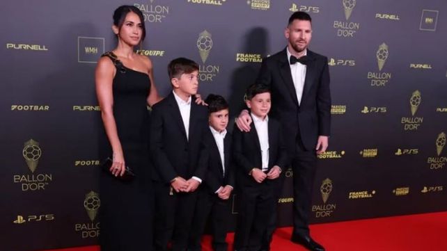 Lionel Messi y familia. Fueron el centro de escena en París.