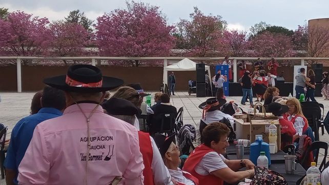 En las mesas alrededor de la pista de baile