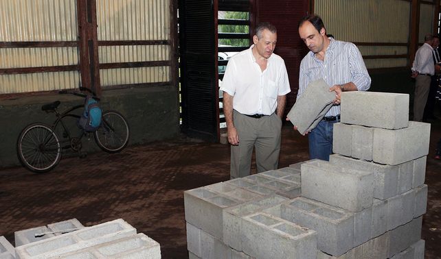 Los ex limpiavidrios fabrican materiales para la construcción de viviendas sociales