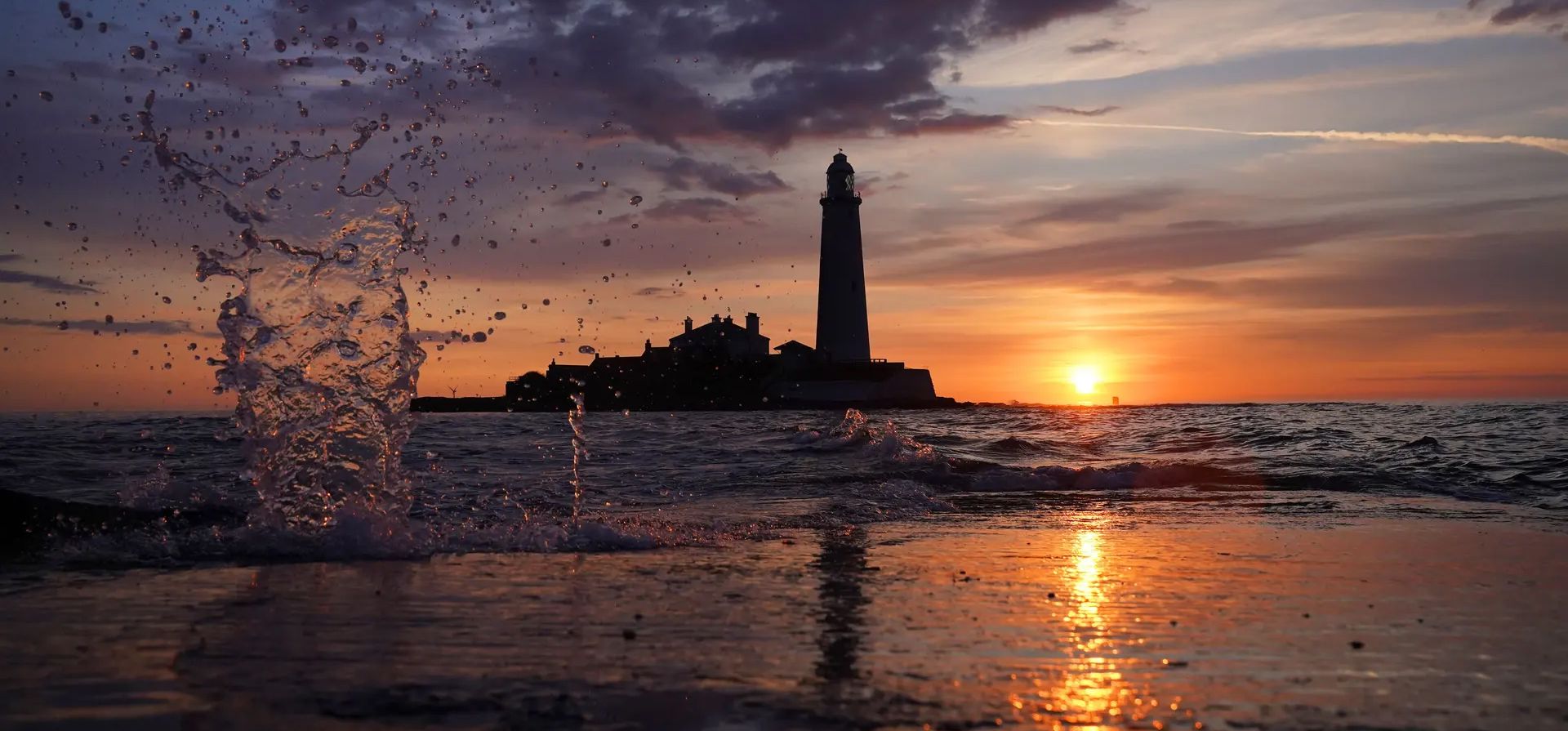 Whitley Bay, Reino Unido. El sol sale a las 4:25 am en el faro de Santa María en la costa noreste de Inglaterra el día antes del solsticio de verano, el día más largo del año. Fotografía: Owen Humphreys/PA Whitley Bay, Reino Unido. El sol sale a las 4:25 am en el faro de Santa María en la costa noreste de Inglaterra el día antes del solsticio de verano, el día más largo del año. Fotografía: Owen Humphreys/PA