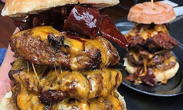 Los comensales del hamburguesón necesitan de buenos estómagos para digerirlo.