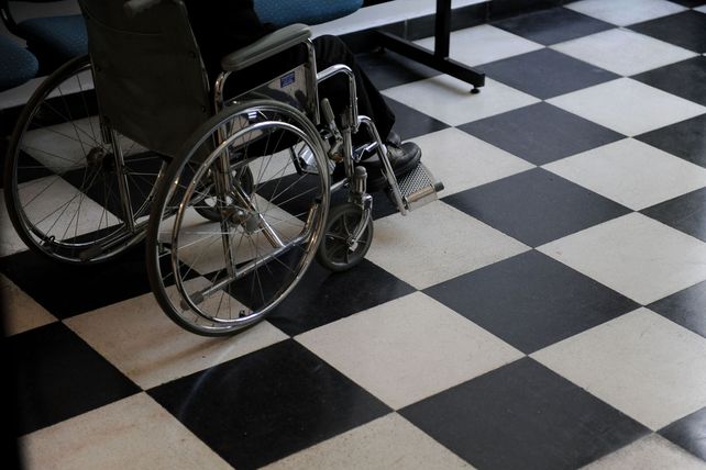 Los padres de dos muchachos con parálisis cerebral piden que vacunen con prioridad a los discapacitados severos.&nbsp;